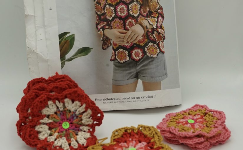 Nieuw project van trui met  gekleurde bloemen.